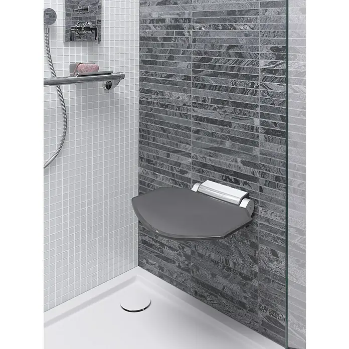 Mosaikfliese Quadrat Crystal Uni CM 4040 - 32,7 x 30,2 cm, Weiß, Glänzend - Das Bild zeigt einen modernen Duschbereich mit einem eleganten, grauen Duschsitz an einer Wand mit dunklen, horizontalen Fliesen.