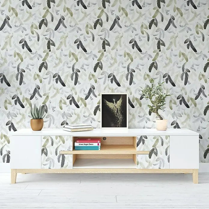 Papel pintado vinílico adhesivo Lineawall - Fénix, 90 cm x 2,8 m - Un aparador moderno blanco con detalles de madera y un diseño elegante de plumas, decorado con plantas, libros y una impresión artística.