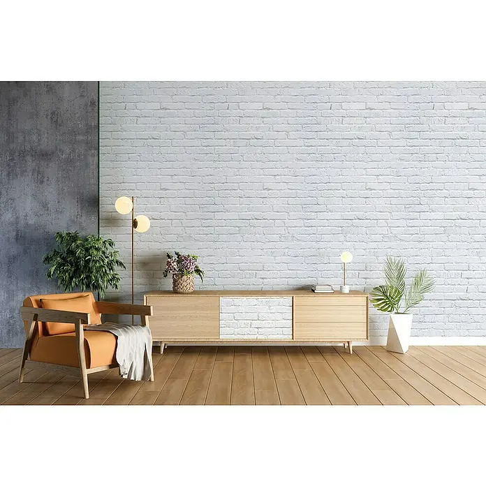Papel pintado vinílico adhesivo Lineawall - Muro blanco, 90 cm x 2,8 m - Escena de sala de estar con un elegante sillón naranja, un mueble de TV con frentes de madera clara y plantas decorativas para un ambiente acogedor.