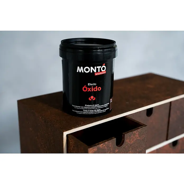Montó Bricolovers Yeso con efecto de color - Óxido, 2,5 l, Mate - Primer plano de un bote de pintura negro Montó Bricolovers con efecto óxido sobre un pequeño mueble cajonero con un cajón abierto.