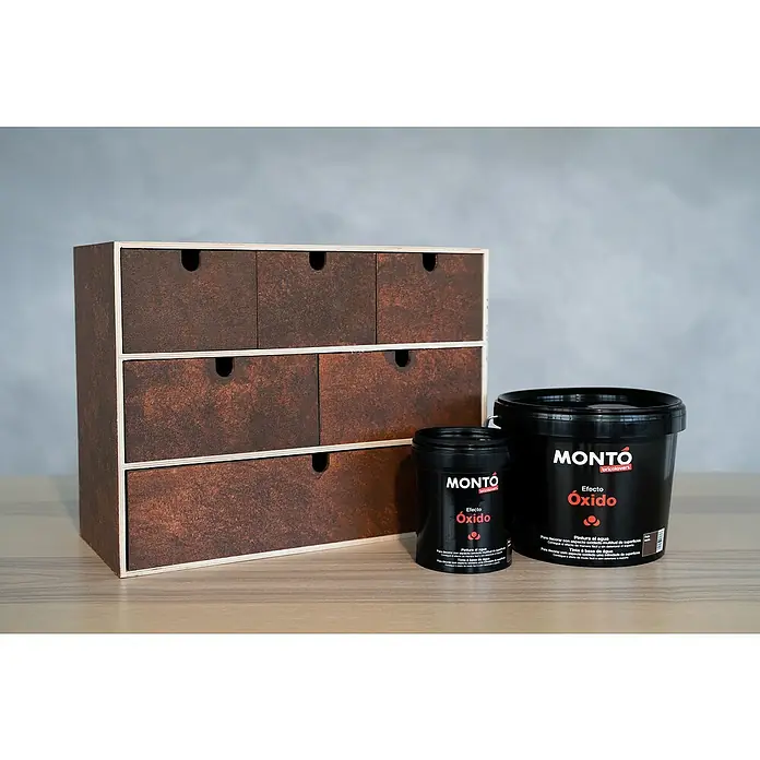 Montó Bricolovers Yeso con efecto de color - Óxido, 2,5 l, Mate - La imagen muestra una cajonera de madera con seis cajones y dos recipientes de pintura "Monto Efecto Óxido" en primer plano.