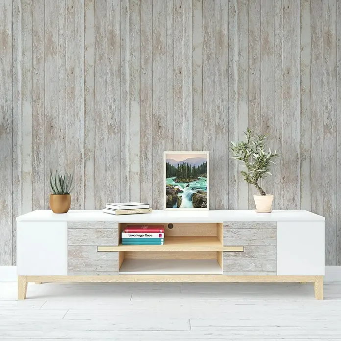 Papel pintado de vinilo adhesivo Lineawall - Tablas, 90 cm x 2,8 m - Mueble de TV moderno con frentes de armarios blancos, textura de madera y elementos decorativos como plantas y libros para un espacio de estar elegante.
