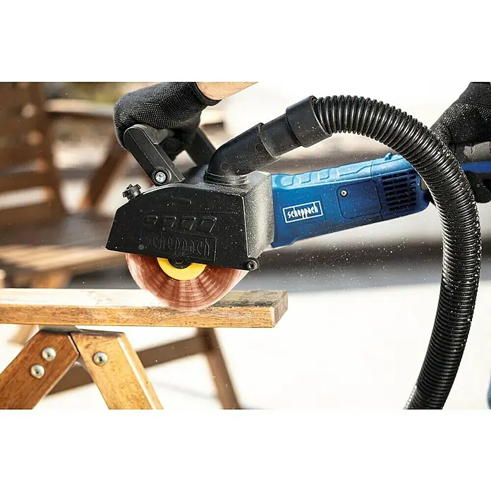 Scheppach Nylon-Scheibenbürste - Durchmesser: 125 mm, Passend für: Scheppach Multischleifer MRS1300 - Nahaufnahme einer Scheppach Nutfräse in Aktion, die Holz bearbeitet. Staubabsaugung und Schutzhandschuhe sind im Bild zu sehen.