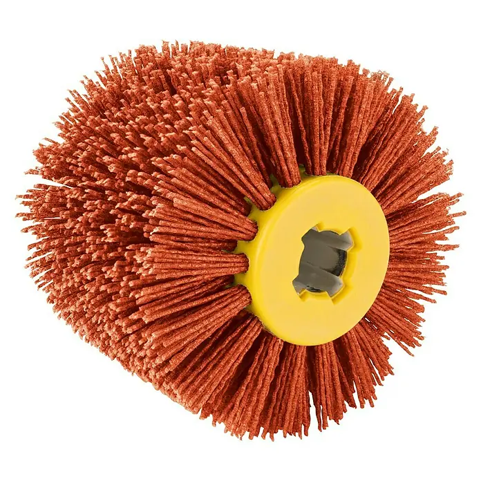 Scheppach Nylon-Scheibenbürste - Durchmesser: 125 mm, Passend für: Scheppach Multischleifer MRS1300 - Detailaufnahme einer rotbraunen Schleifscheibe mit gelbem Kern und schwarzer Aufnahme.