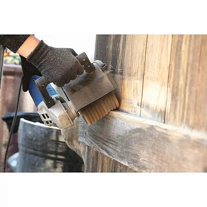 Scheppach Schleifbürste - Durchmesser: 125 mm, Passend für: Scheppach Satiniermaschine MRS1300 - Behandschuhte Hand bedient eine blau-graue elektrische Texturbürste auf einer Holzplanke.
