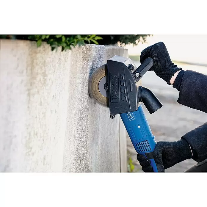 Scheppach Messingdrahtbürste - Durchmesser: 125 mm, Passend für: Scheppach Multischleifer MRS1300 - Blaue Scheppach Wandschleifmaschine mit Bürstenaufsatz, von behandschuhten Händen gehalten, reinigt eine Betonwand.