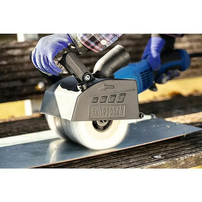 Scheppach Bürstenwalze Baumwollbürste - Durchmesser: 125 mm, Passend für: Scheppach Satiniermaschine MRS1300 - Eine Scheppach Poliermaschine mit Walzenbürste in Aktion, die Metall bearbeitet, gesteuert von Händen in blauen Schutzhandschuhen.