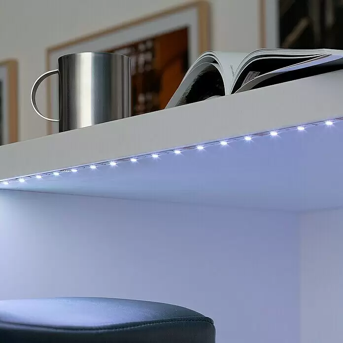 Brilo LED-Band - Länge: 300 cm, RGB - Weiße LED-Streifenleuchten unter einem Regal installiert, die den Bereich darunter hell beleuchten.