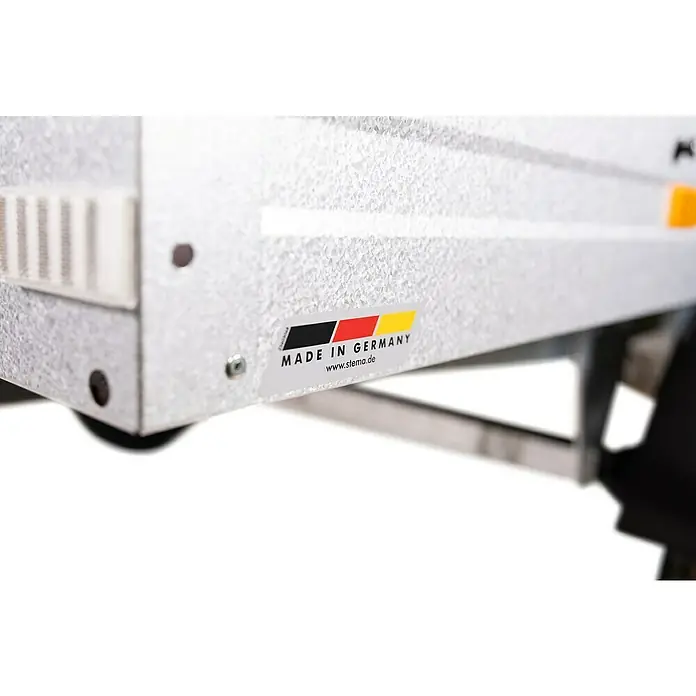 Stema Anhänger BASIC 750 Kippdeichsel - Nutzlast: 615 kg, Einachser, 201 x 108 x 33 cm, Ungebremst - Detailansicht eines STEMA Anhängers, versehen mit dem "Made in Germany" Qualitätssiegel und der zugehörigen Webseite www.stema.de.