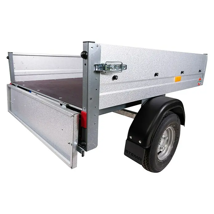 Stema Anhänger Mini 750 G R10 mit Bordwandaufsatz, Flachplane, Stützrad u. Stoßdämpfer - Nutzlast: 596 kg, Einachser, Kasteninnenmaß: 134 x 108 x 26,5 cm (Höhe inkl. Bordwandaufsatz 53 cm), Gebremst - Nahaufnahme eines Stema-Anhängers mit geöffneter Heckklappe, der seine robuste Bauweise und Funktionalität hervorhebt.
