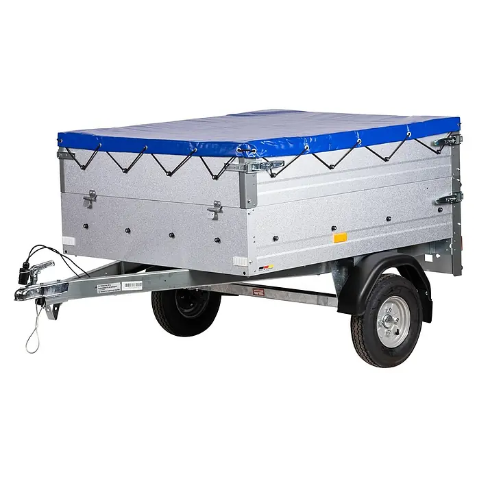 Stema Anhänger Mini 350 mit Bordwandaufsatz u. Flachplane - Nutzlast: 245 kg, Einachser, Kasteninnenmaß: 134 x 108 x 26,5 cm (Höhe inkl. Bordwandaufsatz 53 cm), Ungebremst - Das Bild zeigt einen Anhänger mit blauer Plane, der für den Transport von Gütern konzipiert wurde und Stabilität verspricht.