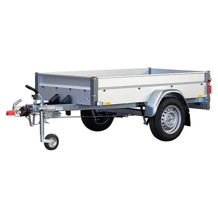 Stema Anhänger Basic 1000 mit Abstellstützen u. Gitteraufsatz - Nutzlast: 768 kg, Gebremst - Nahaufnahme eines PKW-Anhängers mit robuster Bauweise und verzinktem Rahmen, ideal für Lastentransporte und vielfältige Transportaufgaben.