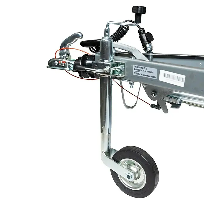 Stema Anhänger Mini 750G R10 mit Stützrad u. Stoßdämpfer - Nutzlast: 621 kg, Einachser, Kasteninnenmaß: 134 x 108 x 26,5 cm, Gebremst - Nahaufnahme einer Anhängerkupplung mit Stützrad und zugehörigen Sicherheitsvorrichtungen vor schwarzem Hintergrund.