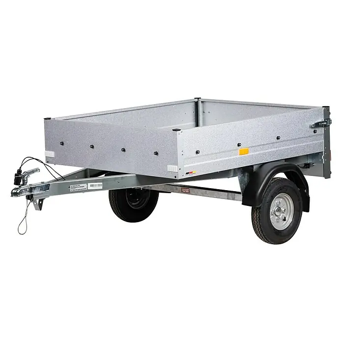 Stema Anhänger Mini 350 mit Bordwandaufsatz u. Flachplane - Nutzlast: 245 kg, Einachser, Kasteninnenmaß: 134 x 108 x 26,5 cm (Höhe inkl. Bordwandaufsatz 53 cm), Ungebremst - Nahaufnahme eines PKW-Anhängers mit kastenförmiger Ladefläche und silberner Lackierung auf schwarzem Hintergrund.