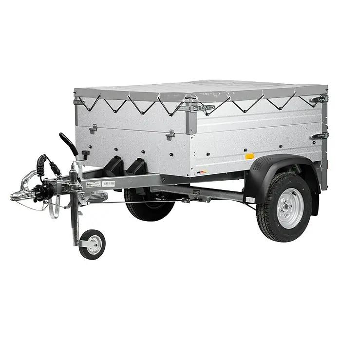 Stema Anhänger Mini 750 G R10 mit Bordwandaufsatz, Flachplane, Stützrad u. Stoßdämpfer - Nutzlast: 596 kg, Einachser, Kasteninnenmaß: 134 x 108 x 26,5 cm (Höhe inkl. Bordwandaufsatz 53 cm), Gebremst - Das Bild zeigt einen Anhänger mit einer grauen Plane, der auf einem schwarzen Hintergrund steht. Der Anhänger ist mit Rädern und einer Deichsel ausgestattet.