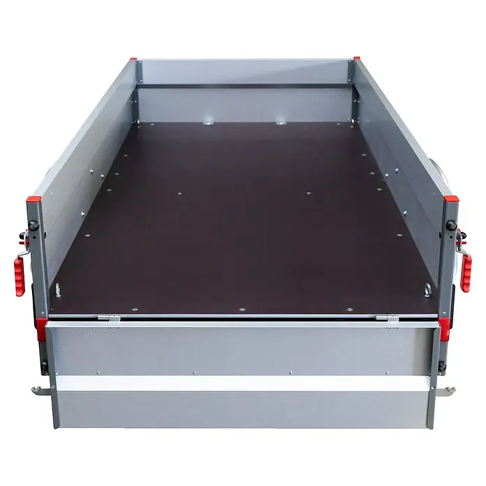 Stema Anhänger Basic 1000 mit Abstellstützen u. Gitteraufsatz - Nutzlast: 768 kg, Gebremst - Ansicht eines Anhängers mit Ladefläche und Bordwänden, ideal für Transporte. Robuste Bauweise mit roten Akzenten an den Ecken für mehr Sicherheit.