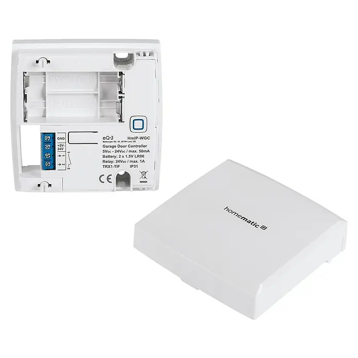 Homematic IP Smartphone-Garagentoröffner HmIP-WGC - 30,5 x 85 x 85 mm - Produktansicht des Homematic IP Garagentorcontrollers mit geöffnetem Batteriefach und dem Homematic-Logo auf dem Deckel.