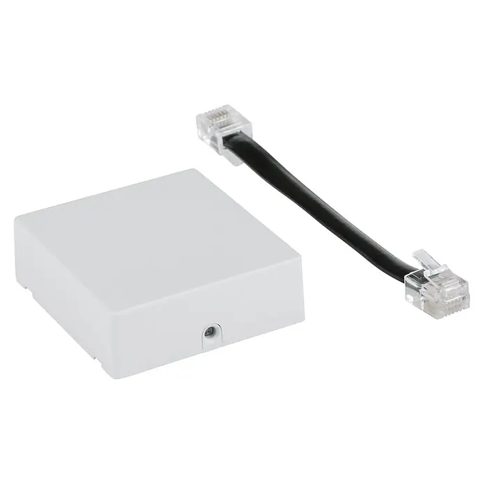 Homematic IP Funk-Schaltermodul HmIP-MOD-HO - Passend für: Hörmann-Antriebe - Aufnahme des weißen Netzwerk-Splitters und Verbindungskabels auf schwarzem Hintergrund.