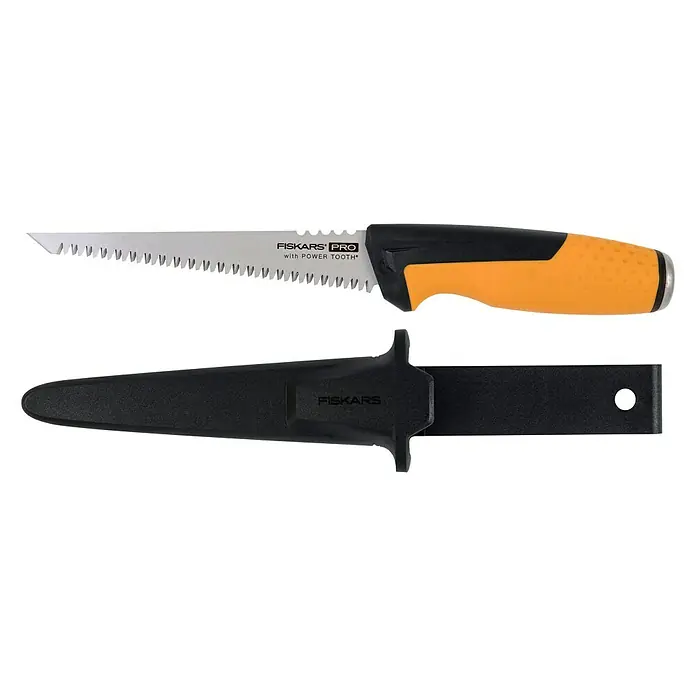 Fiskars Kleinmetallsäge Pro - Blattlänge: 15 cm - Nahaufnahme eines Fiskars Pro Power Tooth Astsäge mit Scheide. Robustes Werkzeug für Gartenarbeiten und Baumschnitt.
