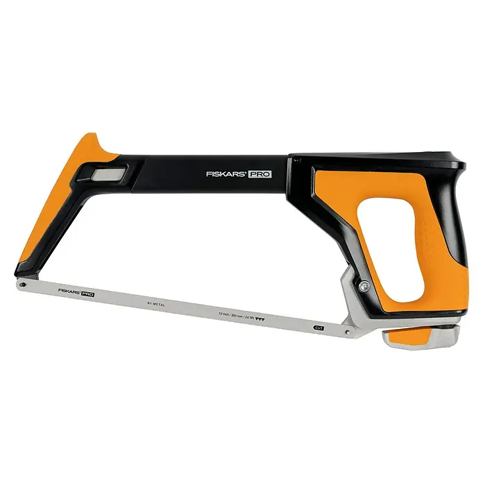 Fiskars Bügelsäge Pro - Blattlänge: 30 cm - Abgebildet ist eine Bügelsäge von Fiskars Pro mit orangefarbenem Griff und silberfarbenem Sägeblatt. Ein Werkzeug für präzise Metallschnitte.
