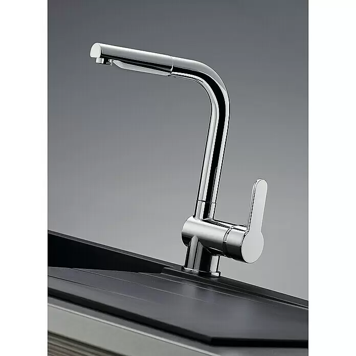 Pyramis Spültischarmatur Aladia - Chrom, Glänzend, Ausziehbar - Moderner Küchenhahn aus poliertem Chrom mit hohem Auslauf und Einhebelbedienung, auf schwarzer Spüle.
