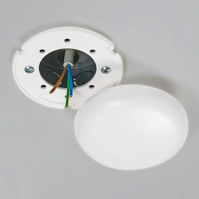Heidemann Deckenverteiler - Ø x H: 100 x 22 mm, Weiß - Eine Deckenleuchte mit abgenommener Abdeckung zeigt die Verkabelung und die Halterung an einer grauen Decke.