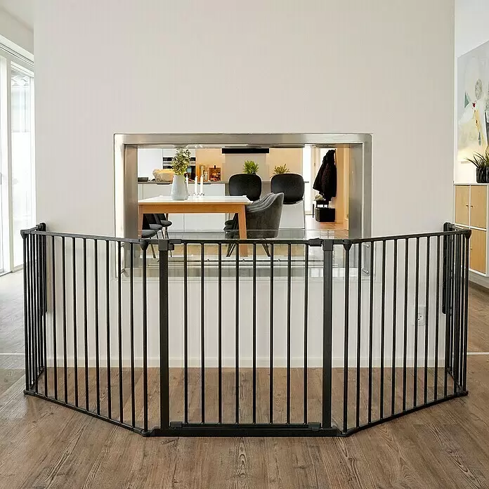 Star Stairs Sicherheitsgitter Ben - L x H: 278 x 71 cm, Geeignet für: Kinder bis 24 Monate - Schwarzes Metallschutzgitter in einem Zuhause, abgewinkelt als Barriere in einer Öffnung.