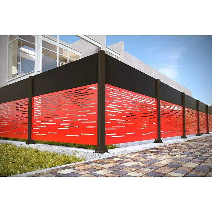 Gabio Zaunelement Lines - 197,5 x 90 cm, Stahl, Rubinrot - Außenaufnahme eines modernen Zauns mit horizontalen, roten Paneelen mit Aussparungen und schwarzen, schmalen Säulen vor einem Gebäude.