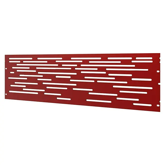 Gabio Zaunelement Lines - 197,5 x 45 cm, Stahl, Rubinrot - Nahaufnahme einer roten Akustikplatte mit horizontalen Schlitzen zur Schallabsorption und Verbesserung der Raumakustik.