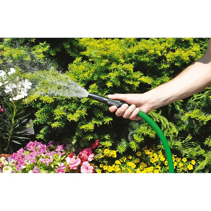 Schlauch-Set Basic - 25 m, Schlauchdurchmesser: 19 mm - Gartenszene mit einer Person, die einen grünen Gartenschlauch hält, der Wasser auf bunte Blumen und grüne Pflanzen sprüht.