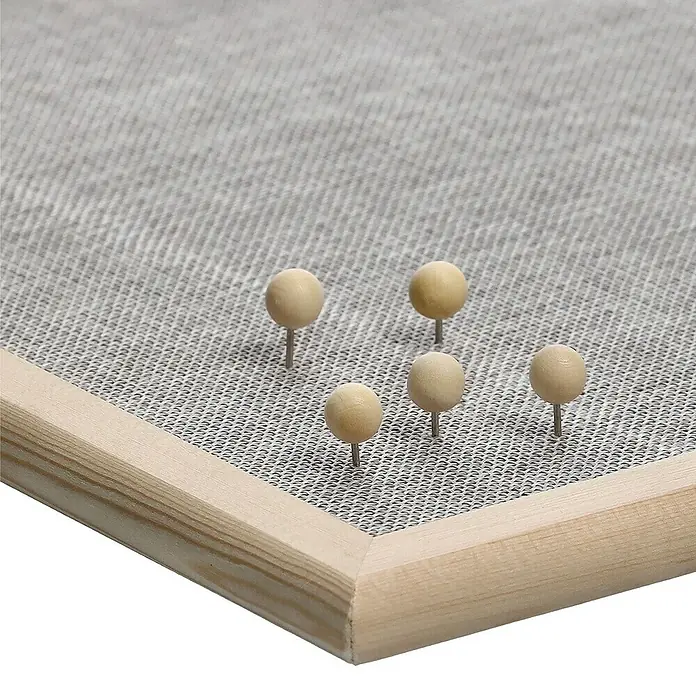 Zeller Present Pinnwand - 60 x 40 cm, Holz - Detailaufnahme einer Pinnwand mit Holzrahmen und fünf beigen Reißzwecken, die auf einer grauen Stoffoberfläche befestigt sind.