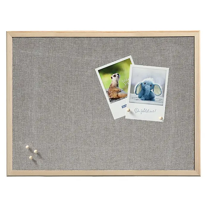 Zeller Present Pinnwand - 60 x 40 cm, Holz - Eine rechteckige Pinnwand aus Holz mit grauem Stoffbezug und Fotos, befestigt mit Reißzwecken. Ideal für Notizen, Fotos und Erinnerungen.