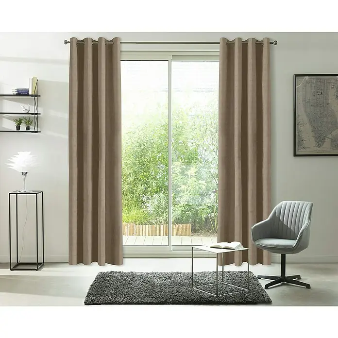 Cortinas Scarlet - An x Al: 140 x 250 cm, Topo, Plástico - Elegantes cortinas largas marrones enmarcan una ventana luminosa, agregando calidez y estilo a la habitación.