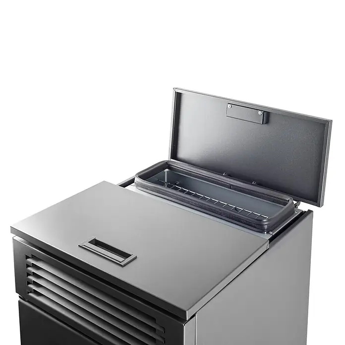 Hidroestufa de pellets Leonora Hidro 24 - 24 kW, Volumen de calefacción: 220 m³, Negro - Vista del producto de una máquina de hielo con la tapa abierta, mostrando los compartimentos internos.