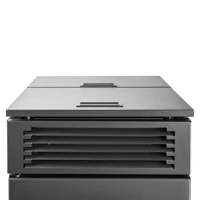 Hidroestufa de pellets Leonora Hidro 24 - 24 kW, Volumen de calefacción: 220 m³, Negro - Vista frontal de una moderna caja de almacenamiento gris con listones. Práctica y elegante para cualquier habitación.