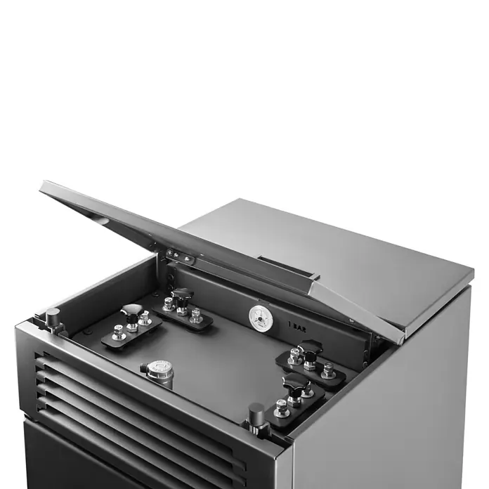 Hidroestufa de pellets Leonora Hidro 24 - 24 kW, Volumen de calefacción: 220 m³, Negro - La imagen muestra un detalle de una máquina, posiblemente una envasadora al vacío, con un compartimento abierto y controles visibles.