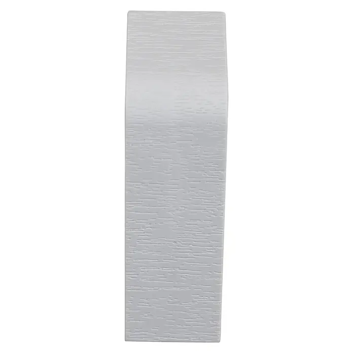 Marley Übergangskappe - Silbereiche - Nahaufnahme einer grauen, gebürsteten Metalloberfläche mit einer subtilen horizontalen Textur, die das Licht sanft reflektiert.