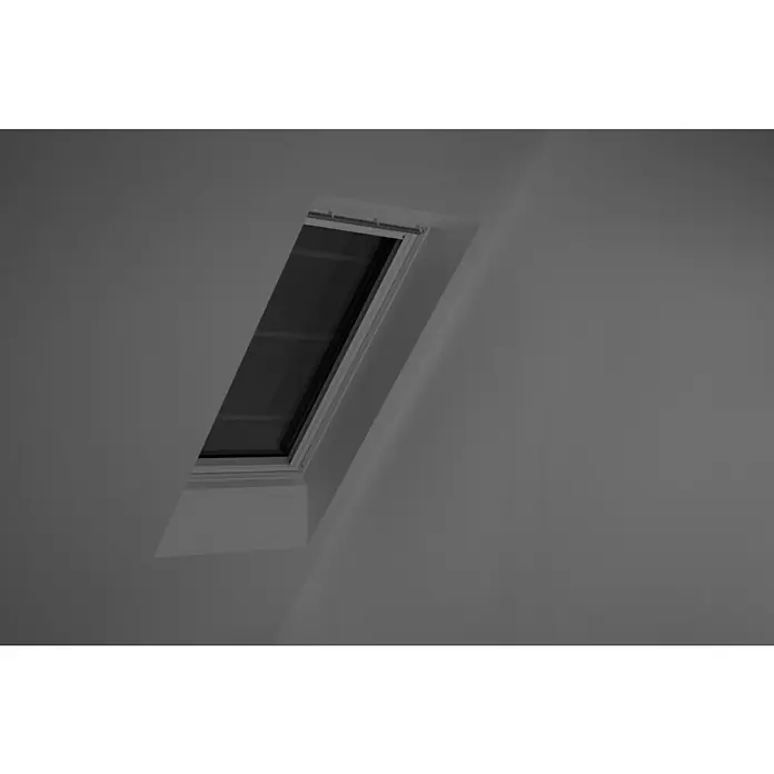Velux Hitzeschutz-Markise Solar SSS - Passend für Fenstertyp: GGU, GGL, GPU, GPL, GHU, GHL, Passend für Fenstergröße: FK06, F06 - Helles, modernes Dachfenster mit schlankem Rahmen, eingelassen in eine schräge Decke, sorgt für natürliches Licht und frische Luft im Raum.