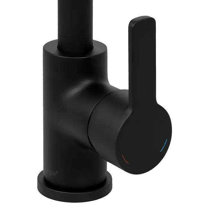 Camargue Spültischarmatur FlexoSchwarz, Matt - Detailaufnahme eines modernen, schwarzen Wasserhahns mit Hebel und Temperaturanzeigen für heißes und kaltes Wasser.