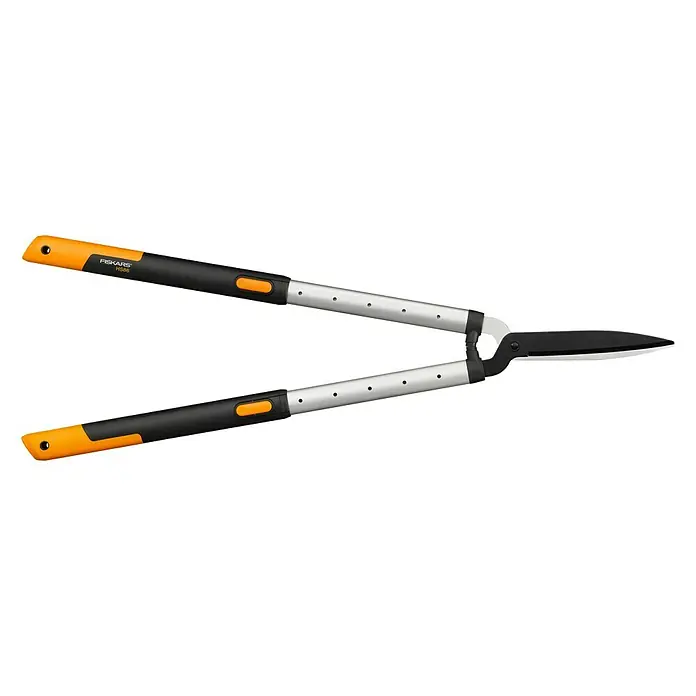 Fiskars Smartfit Hand-Heckenschere HS86 - 68 cm - 93 cm - Diese Abbildung zeigt eine Heckenschere von Fiskars mit Teleskopstiel. Die Schere hat orangefarbene Griffe und silberfarbene Stiele.