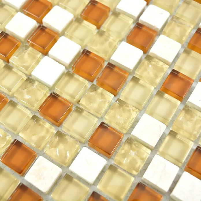 Mosaikfliese Quadrat Crystal Mix XCM M820 - 30,5 x 32,2 cm, Beige, Glänzend - Nahaufnahme eines Mosaiks aus quadratischen Fliesen in Weiß, Gelb und Orange. Die Fliesen bilden ein sich wiederholendes Muster.