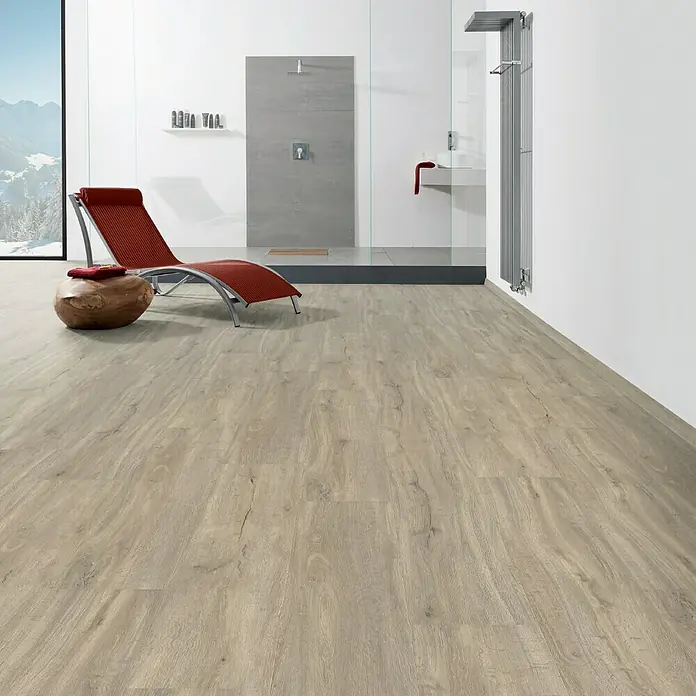 Living by Haro Hydrostar Designboden - Eiche Trient Grau, Landhausdiele, 1.282 x 235 x 6,5 mm - Ein Badezimmer mit hellem Holzfußboden, Liege und Dusche für ein entspannendes Ambiente.