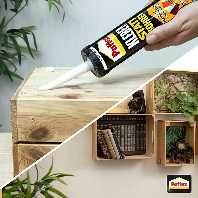 Pattex Montagekleber Kleben statt Bohren Express - 390 g, Kartusche, Lösemittelfrei - Eine Hand trägt weißen Pattex 'Kleben Statt Bohren' Kleber auf Holz für bohrfreies Befestigen auf; Wandregale im Hintergrund.