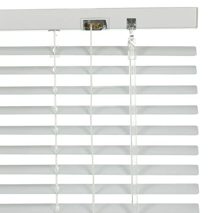 Expo Ambiente Wendestab - Länge: 150 cm, Geeignet für: Alu-Jalousien - Nahaufnahme von weißen Jalousien, die saubere Linien und ein minimalistisches Design für eine moderne Fensterdekoration bieten.