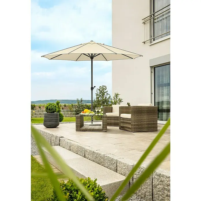 Schneider Classic Marktschirm rund Adria - Natur, Durchmesser Bespannung: 350 cm - Eine sonnige Gartenszene mit bequemen Rattanmöbeln unter einem großen Sonnenschirm, ideal zum Entspannen im Freien.