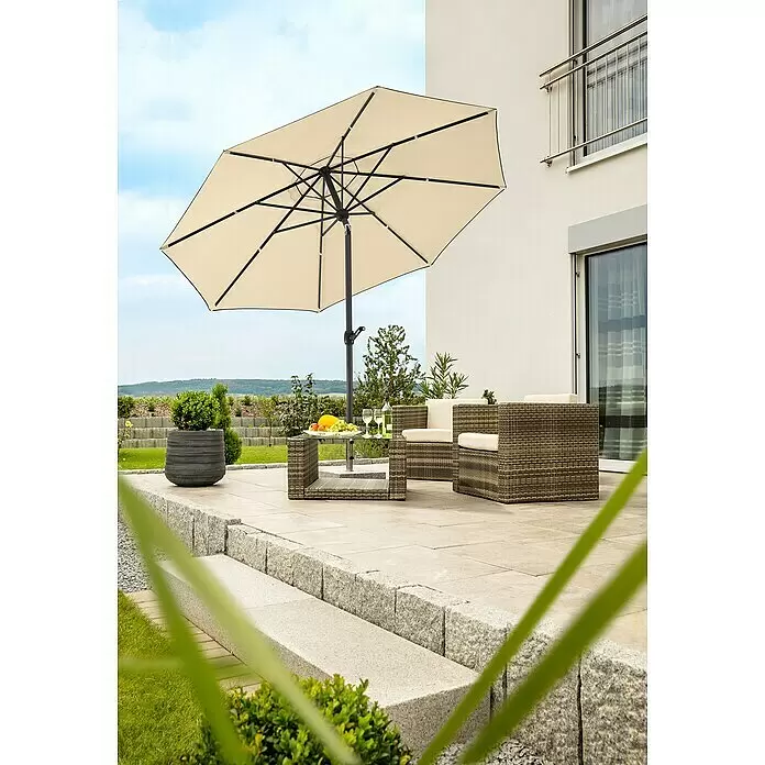 Schneider Classic Marktschirm rund Adria - Natur, Durchmesser Bespannung: 300 cm - Cremefarbener Sonnenschirm mit schwarzem Gestell, geöffnet und spendet Schatten über Gartenmöbeln auf einer Terrasse.