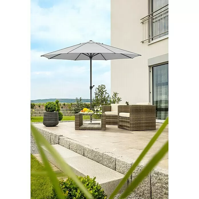 Schneider Classic Marktschirm rund Adria - Silbergrau, Durchmesser Bespannung: 350 cm - Grauer Sonnenschirm beschattet eine braune Polyrattan-Sitzgruppe mit zwei Sesseln und einem Tisch, mit Obst und Wein auf einer modernen Terrasse.