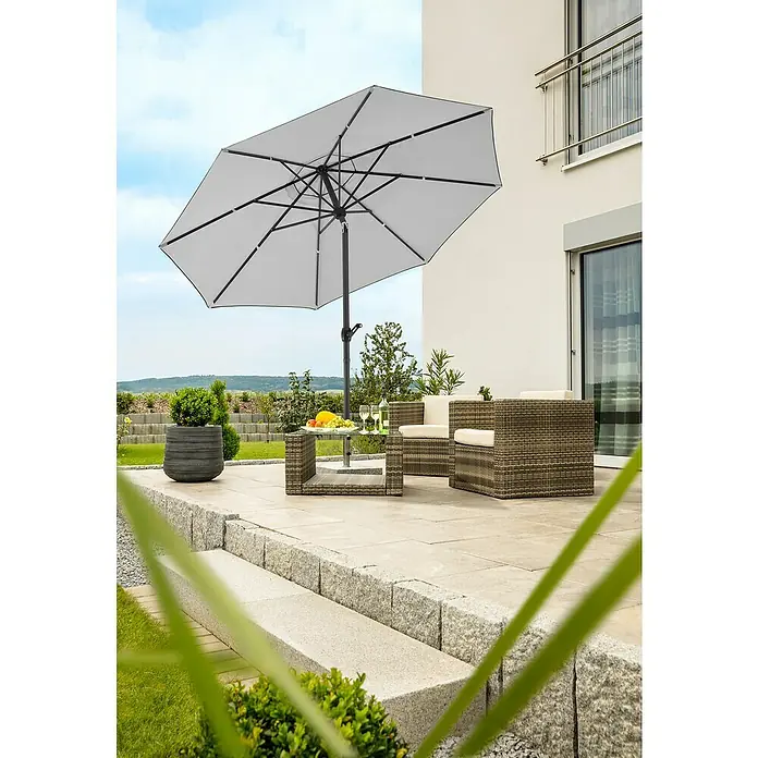 Schneider Classic Marktschirm rund Adria - Silbergrau, Durchmesser Bespannung: 300 cm - Ein schattiger Platz im Freien mit einem grauen Sonnenschirm über einem Tisch und zwei Korbsesseln auf einer gepflasterten Terrasse.