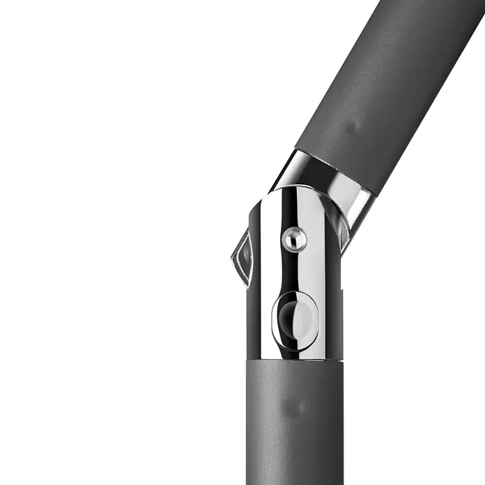 Schneider Classic Balkonschirm Salerno - Silbergrau, Bespannungsmaß (L x B): 150 x 291 cm - Nahaufnahme eines schwenkbaren Gelenks an einem Sonnenschirm, mit Fokus auf die hochwertige Mechanik und das elegante Design.