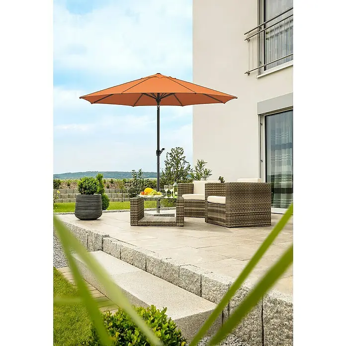 Schneider Classic Marktschirm rund Adria - Terracotta, Durchmesser Bespannung: 300 cm - Einladende Terrassenszene mit Rattansitzgruppe, Orangenfarbenem Sonnenschirm und erfrischenden Getränken auf einem stilvollen Tisch.